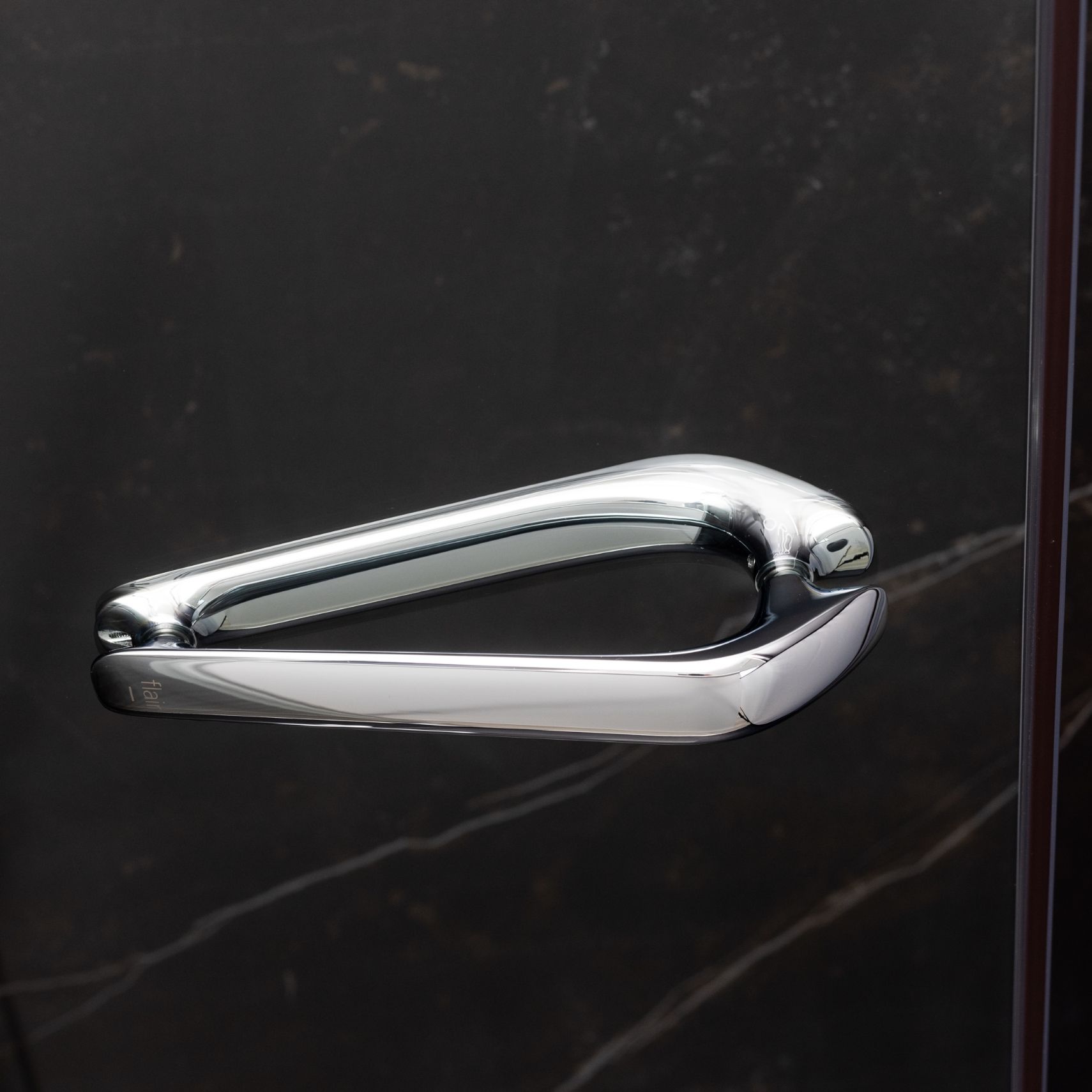 Uniquely crafted bifold handle - open and close your ORO shower door with ease and elegance.